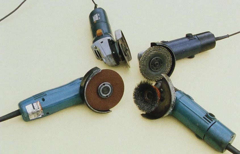 角磨机，配有不同的磨片。（从左上角顺时针）切割片、打磨片、钢丝刷和砂纸片