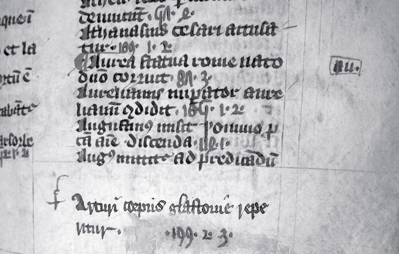 图15:中世纪的断裂链接。数字下方较深的羊皮纸区域显示了原始错误的定位符是如何被刮掉并用新的——正确的——对开页码覆盖的。