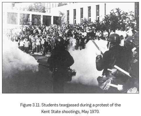 图3.11. 1970年5月肯特州立大学枪击案抗议期间被催泪瓦斯袭击的学生。