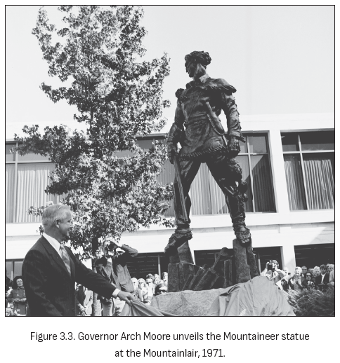 图3.3. 阿奇·摩尔州长(Governor Arch Moore)在山地人学生中心(Mountainlair)为山地人雕像揭幕,1971年。