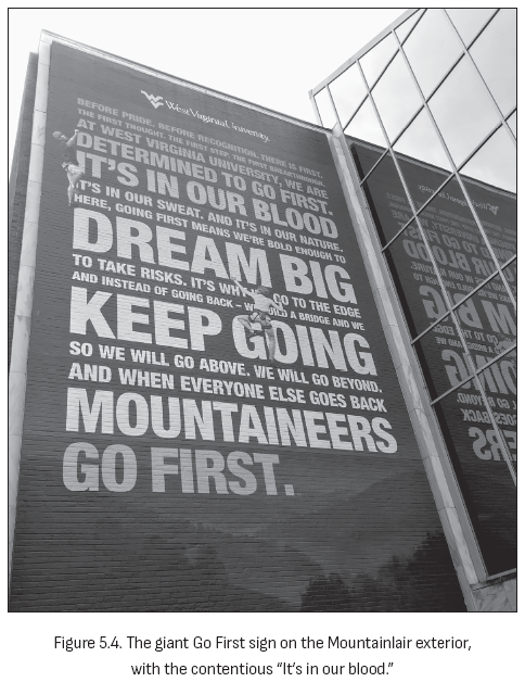 图5.4. Mountainlair外部的巨大Go First标志,带有有争议的”这在我们的血液里”。